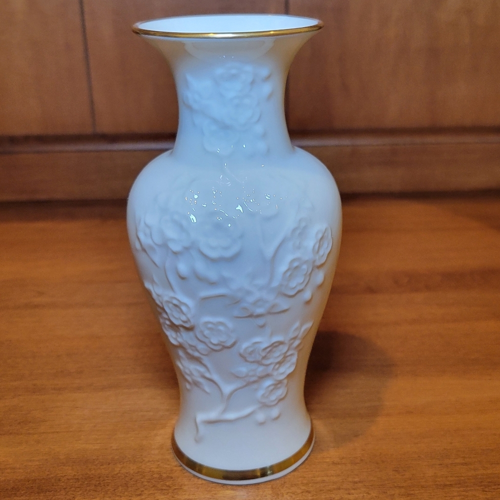 Lenox GEORGIAN Ivory Porcelain Vase Embossed Gold Trim 6.5" Floral